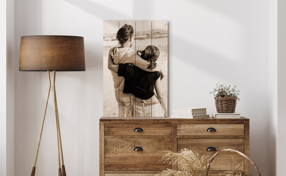 Transformez votre photo en une impression sur bois élégante qui apporte chaleur et caractère à chaque pièce. Le veinage naturel et le charme rustique en font un véritable point focal.